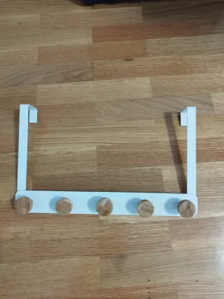 Appendiabiti bianco con maniglie in bambù