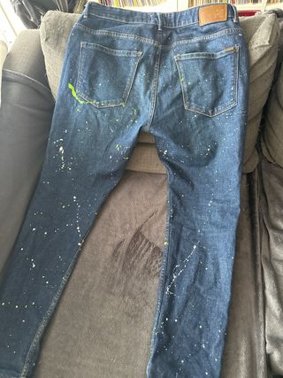 Vaqueros con manchas de pintura