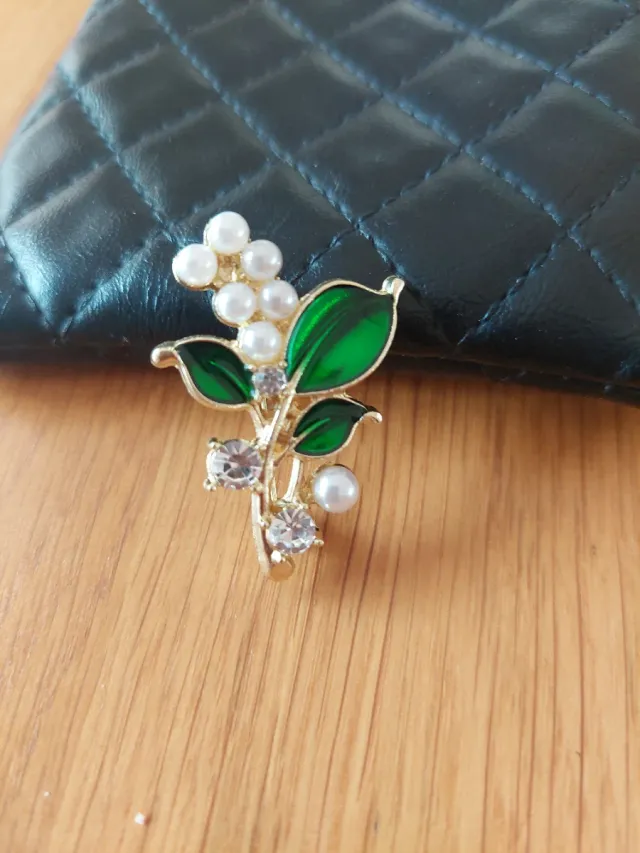 Broche Flor Perlas y Cristales Dorado