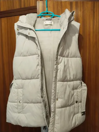Chaleco acolchado con capucha y cinturón