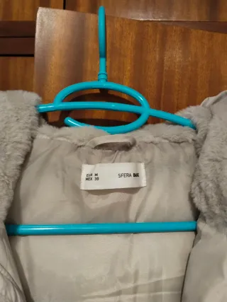 Chaleco acolchado con capucha y cinturón