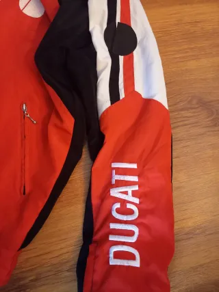 Chaqueta Cortavientos Ducati Roja y Negra