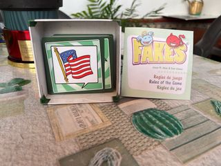 Juego de mesa FAKES