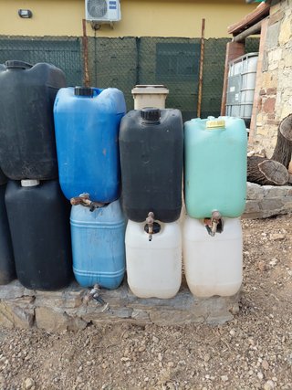 Bidones de plástico para agua.