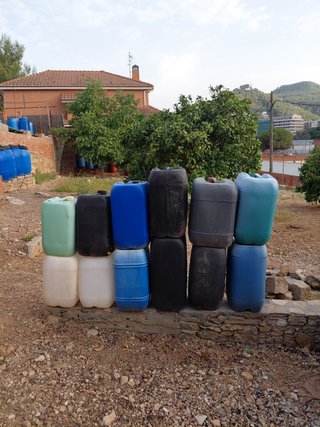 Bidones de plástico para agua.