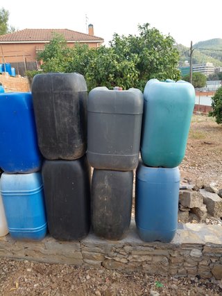 Bidones de plástico para agua.