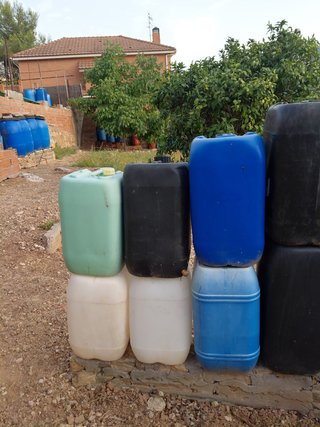 Bidones de plástico para agua.