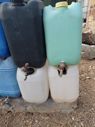 Bidones de plástico para agua.