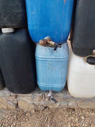 Bidones de plástico para agua.