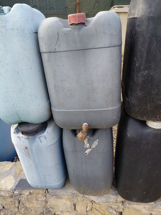 Bidones de plástico para agua.