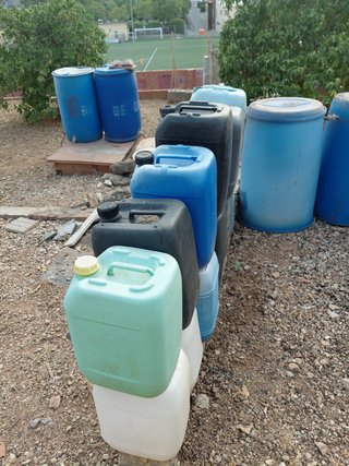Bidones de plástico para agua.