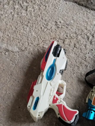 Pistola láser blanca y roja