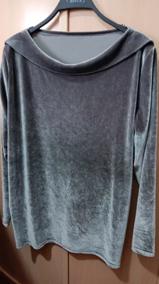 Camiseta gris cuello barco talla L