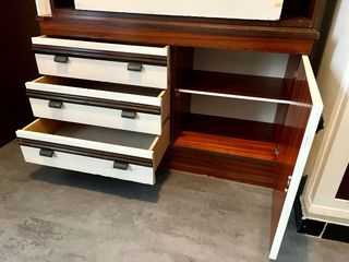 Armario de madera con escritorio