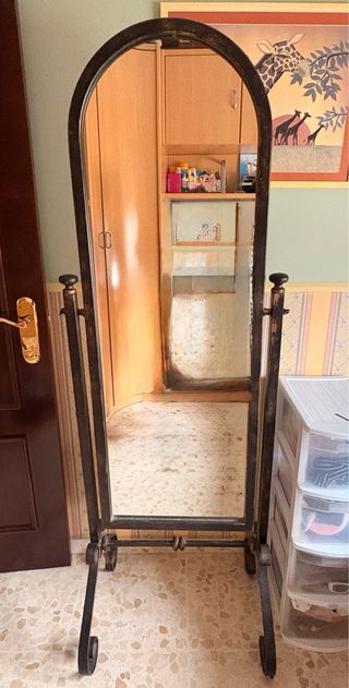 Espejo de pie de hierro. En perfecto estado.