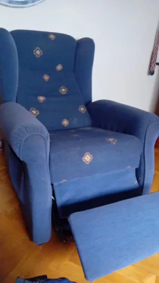 Butaca reclinable azul con estampado floral