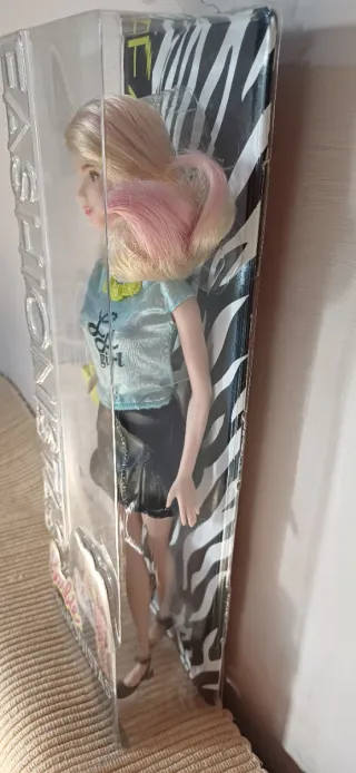 Barbie Fashionistas LA Girl