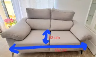 Sofá de tela gris y beige