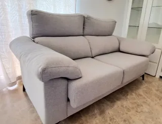 Sofá de tela gris y beige
