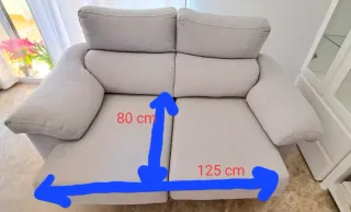 Sofá de tela gris y beige