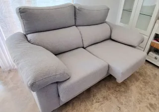 Sofá de tela gris y beige