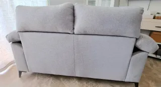 Sofá de tela gris y beige