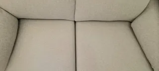 Sofá de tela gris y beige