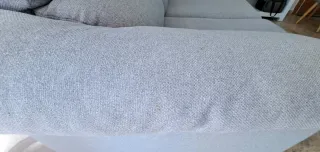 Sofá de tela gris y beige