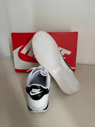Zapatillas Nike Cortez Blancas y Negras