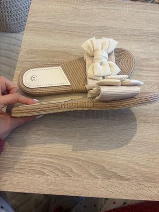 Sandalias beige con lazo talla 41