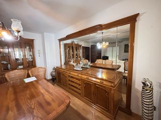 Mueble roble con espejo y aparador