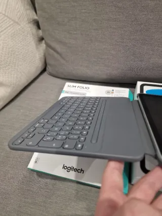 iPad 10 64GB WiFi + Logitech Slim Folio
