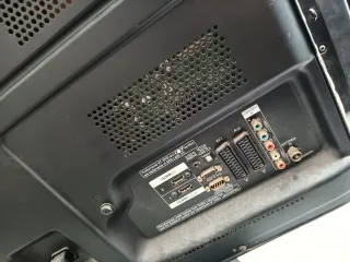 TV 42"  Pantalla Rota visible