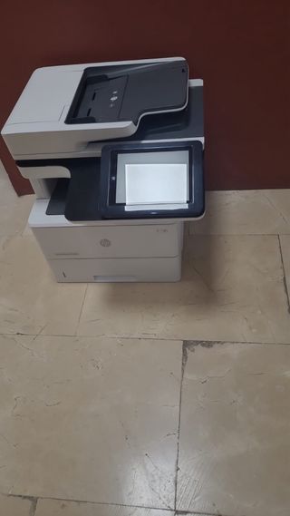 Stampante multifunzione HP grigia e bianca