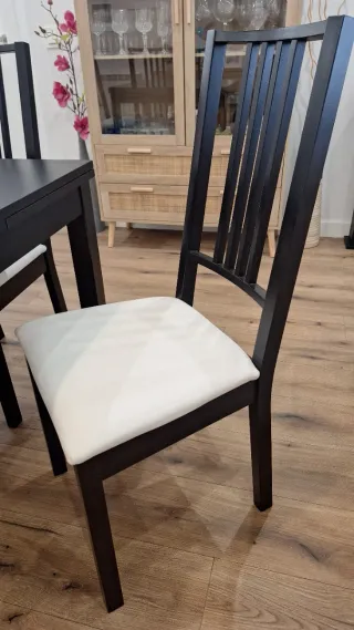 Mesa comedor extensible negra y 4 sillas