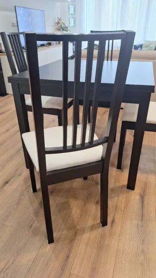 Mesa comedor extensible negra y 4 sillas