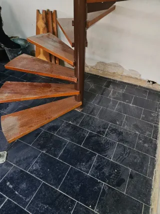 Escalera de caracol madera y metal.