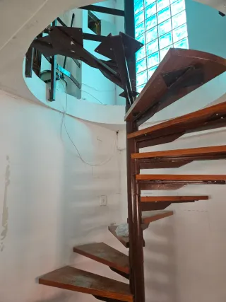 Escalera de caracol madera y metal.