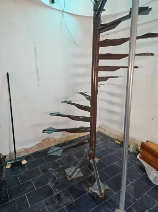 Escalera de caracol madera y metal.