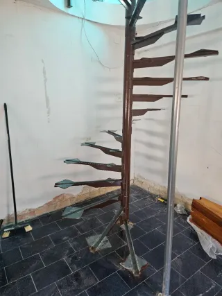 Escalera de caracol madera y metal.