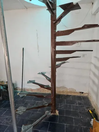 Escalera de caracol madera y metal.