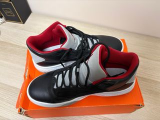 Zapatilla Jordan Negra y Roja