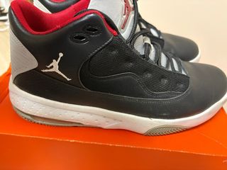 Zapatilla Jordan Negra y Roja