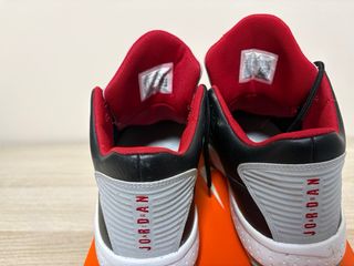 Zapatilla Jordan Negra y Roja