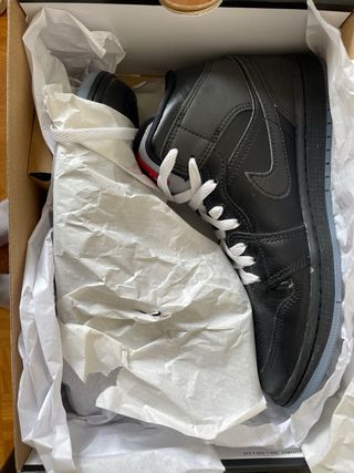 Jordan 1 Mid SE Talla 41 Negro Blanco