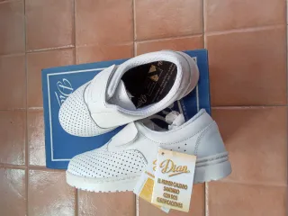 Zuecos Dian blancos piel