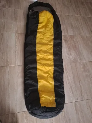 Saco de dormir negro y amarillo