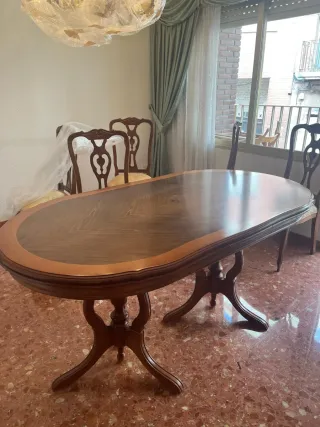 Mesa de comedor de madera