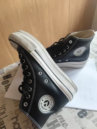 Zapatillas altas negras y blancas