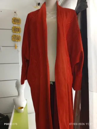 Abrigo naranja con diseño